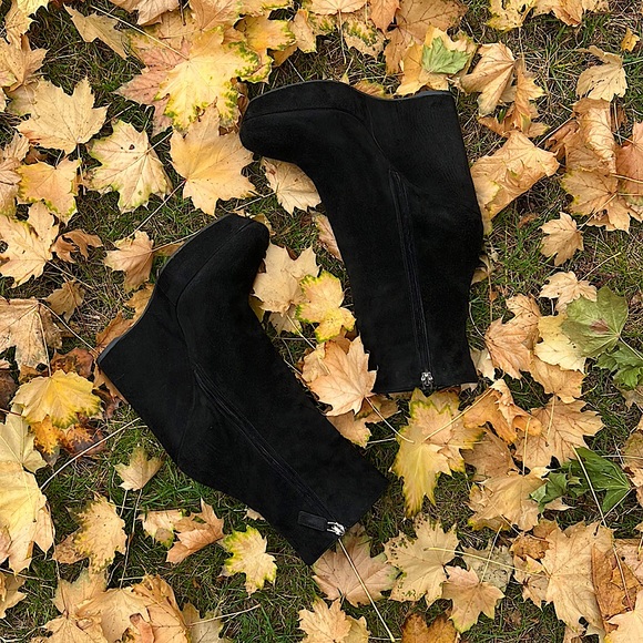 SOLD - Prada black suede platform booties in size 41 (US size 10) - Picture 3 of 7